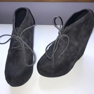 Size 7 Gray Suede Wedge Ankle Boot Shoe